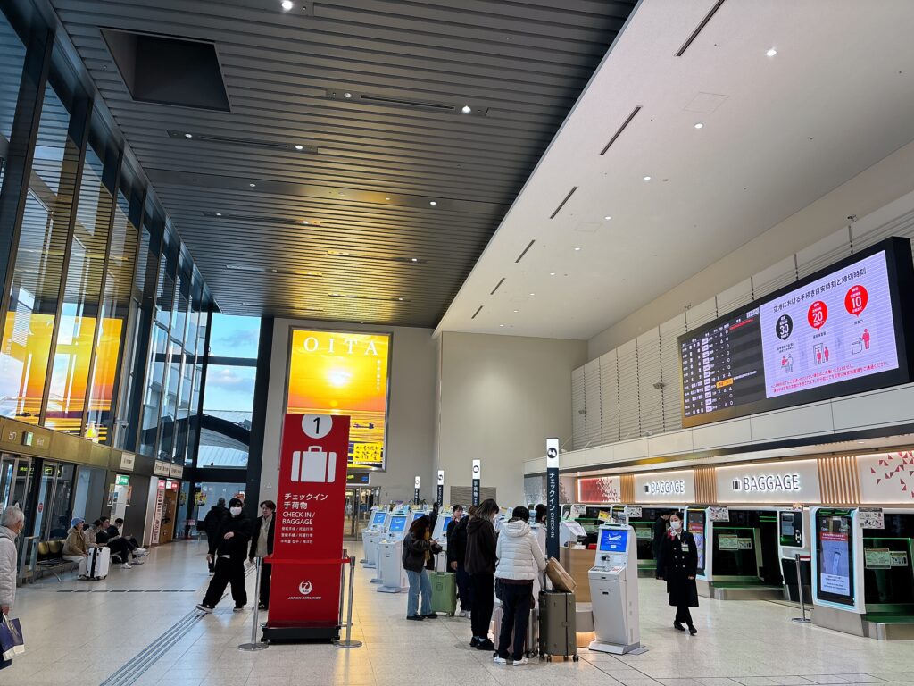 伊丹空港のチェックインカウンター