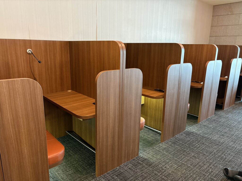 半個室の作業ブース