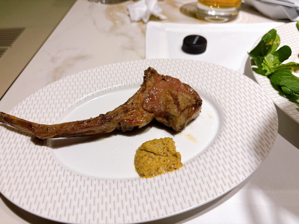 シグネチャーメニューのラムチョップ