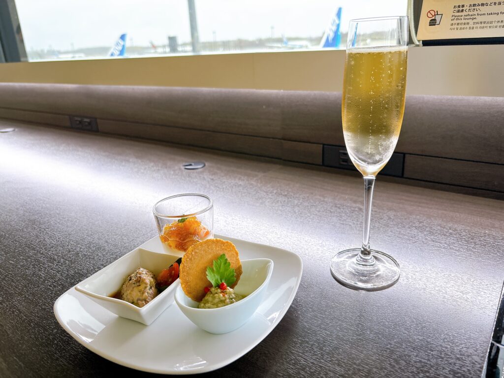 ANAスイートラウンジで提供されるシャンパンと前菜各種