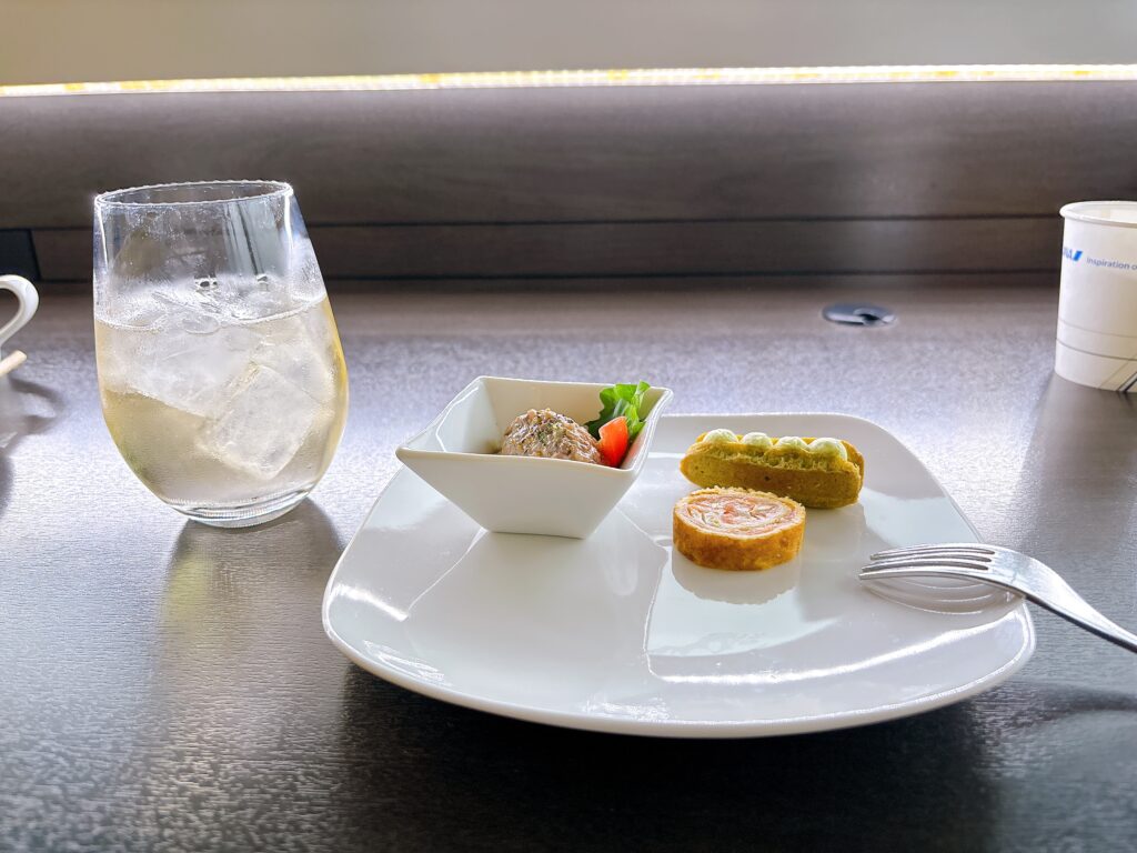 響のハイボールと前菜