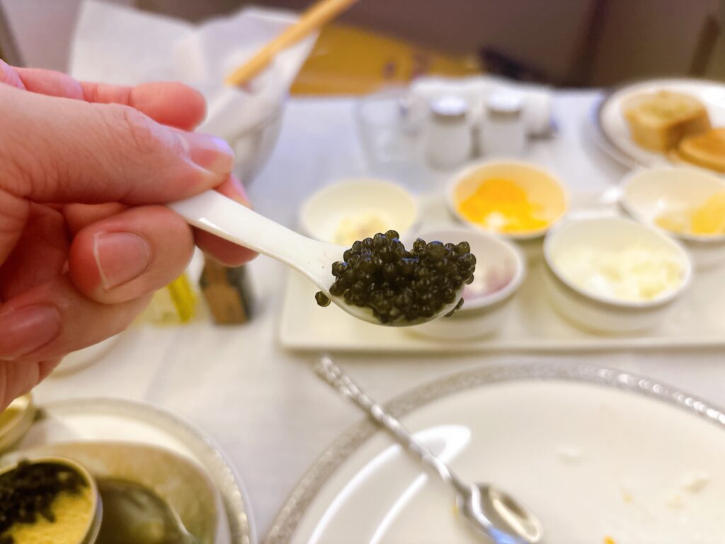 スプーンでキャビアをすくっている様子