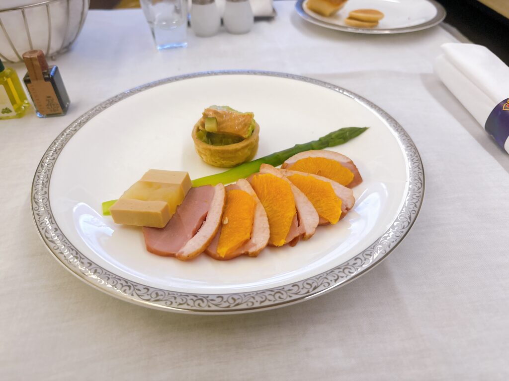 サーモンタタキのタルトと鴨の燻製とフォアグラのテリーヌ