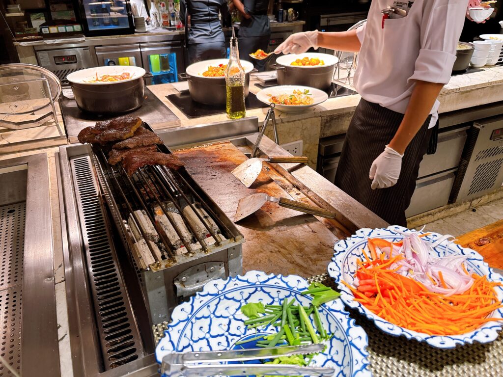 シェフがステーキを焼いている様子