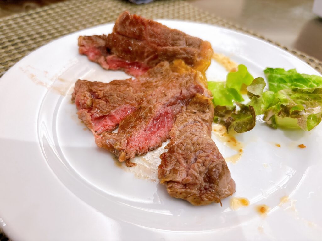 ステーキを食べている様子